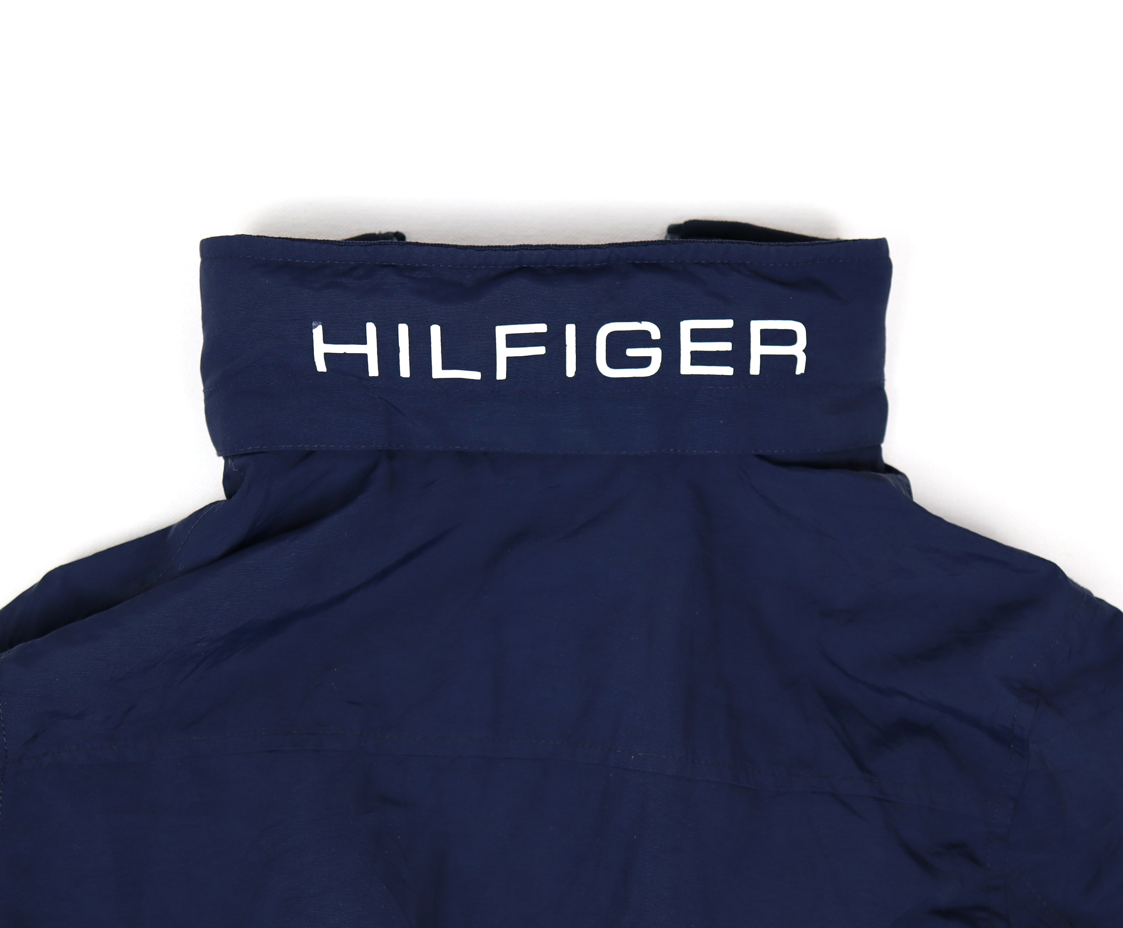 Tommy Hilfiger herenjack donkerblauw met groot Hilfiger-logo achterop