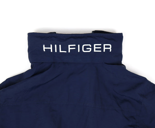 Tommy Hilfiger herenjack donkerblauw met groot Hilfiger-logo achterop