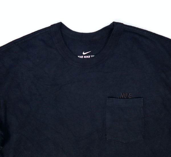 Zwart Nike T-shirt met borstzak en geborduurd ton-sur-ton logo