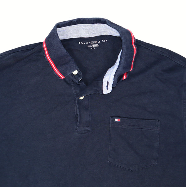 Donkerblauwe Tommy Hilfiger polo maat L met borstzak en rood-witte kraagstrepen
