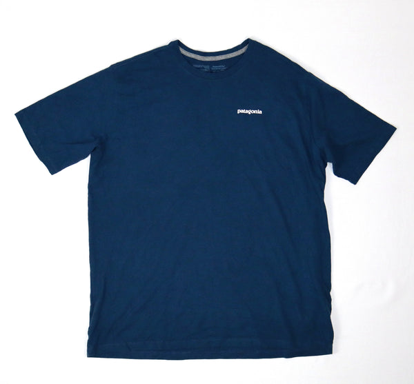 Donkerblauw Patagonia T-shirt achterkant met kleurrijke bergprint en logo