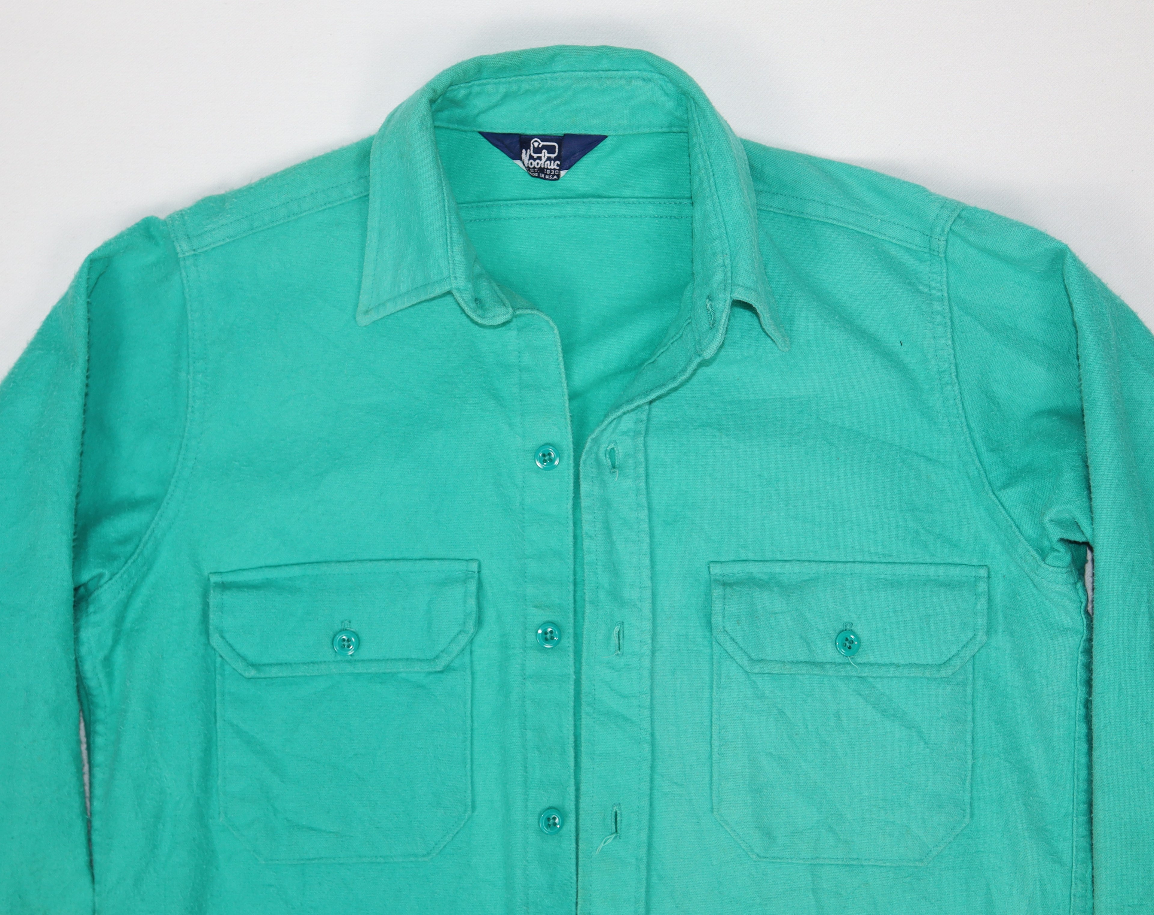 Woolrich Made in USA merklabel en kraag van mintgroen overshirt