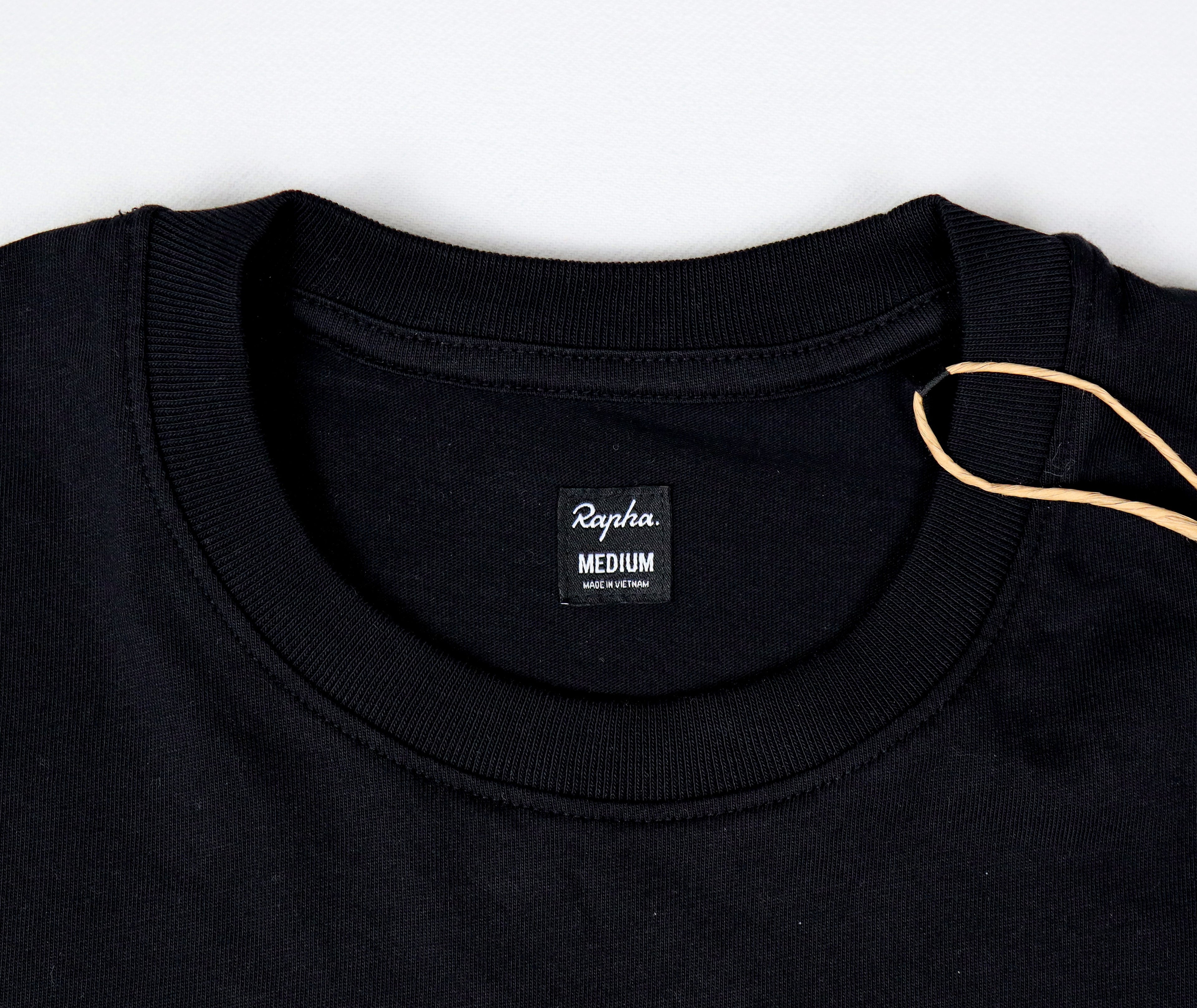 Rapha T-shirt zwart maat Medium detail halslabel