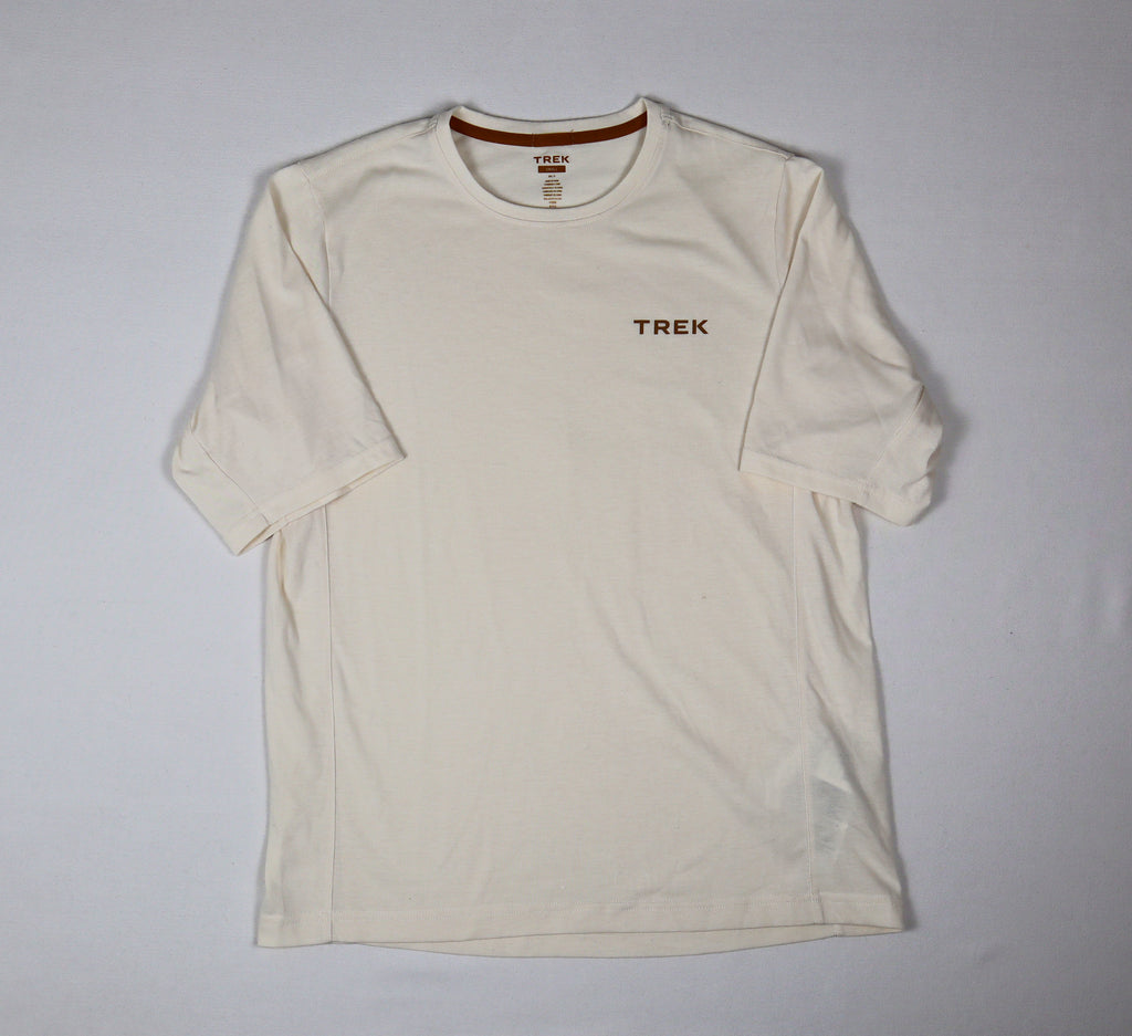 Trek heren T-shirt maat S crème off-white met bruin logo voorkant