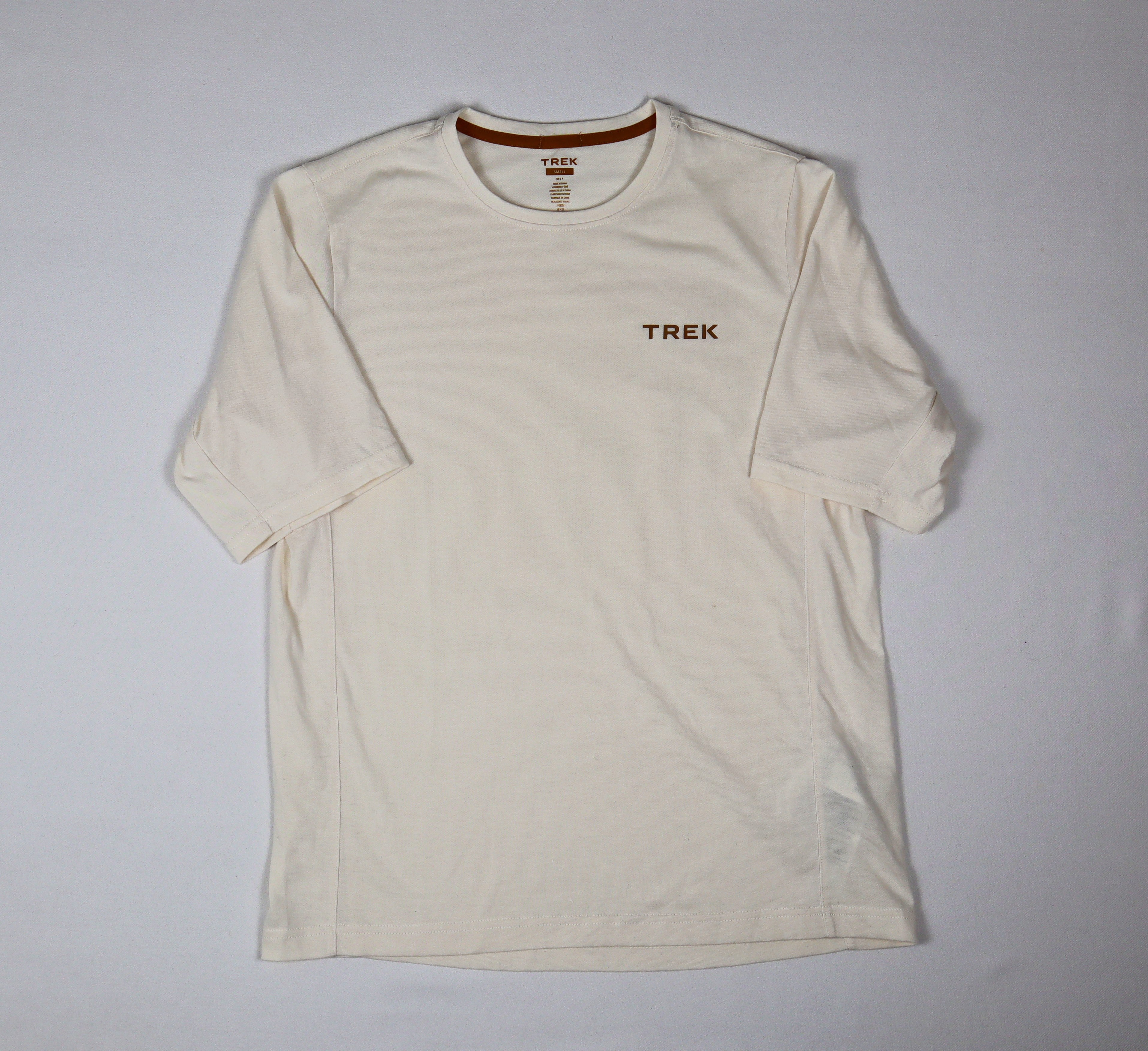 Trek heren T-shirt maat S crème off-white met bruin logo voorkant