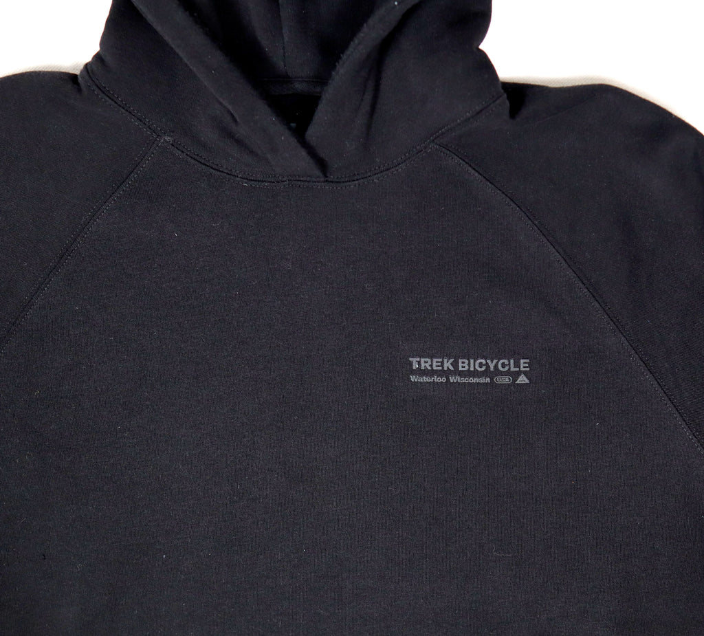 Trek Bicycle zwarte hoodie met capuchon en buidelzak voorkant