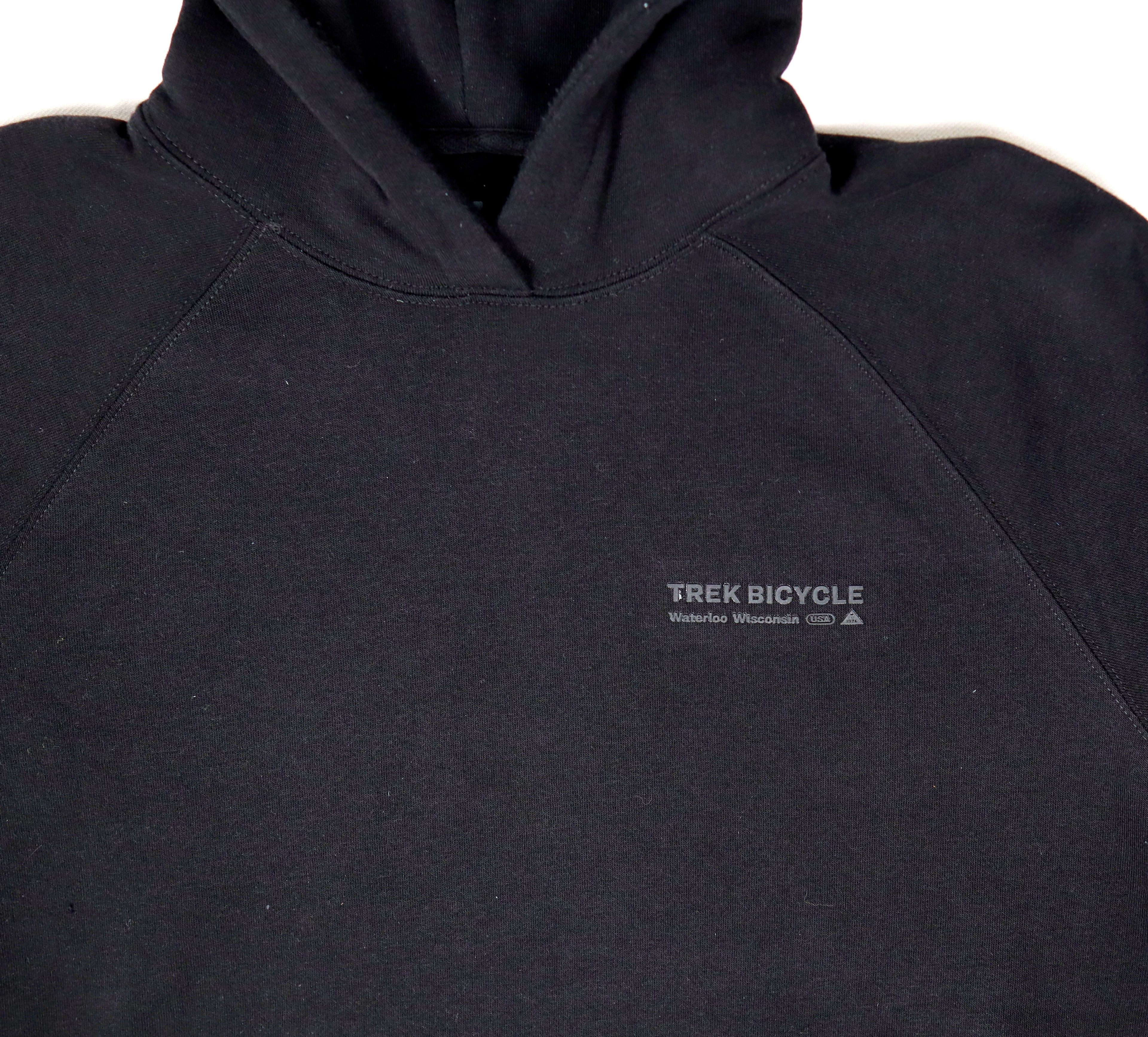 Trek Bicycle zwarte hoodie met capuchon en buidelzak voorkant