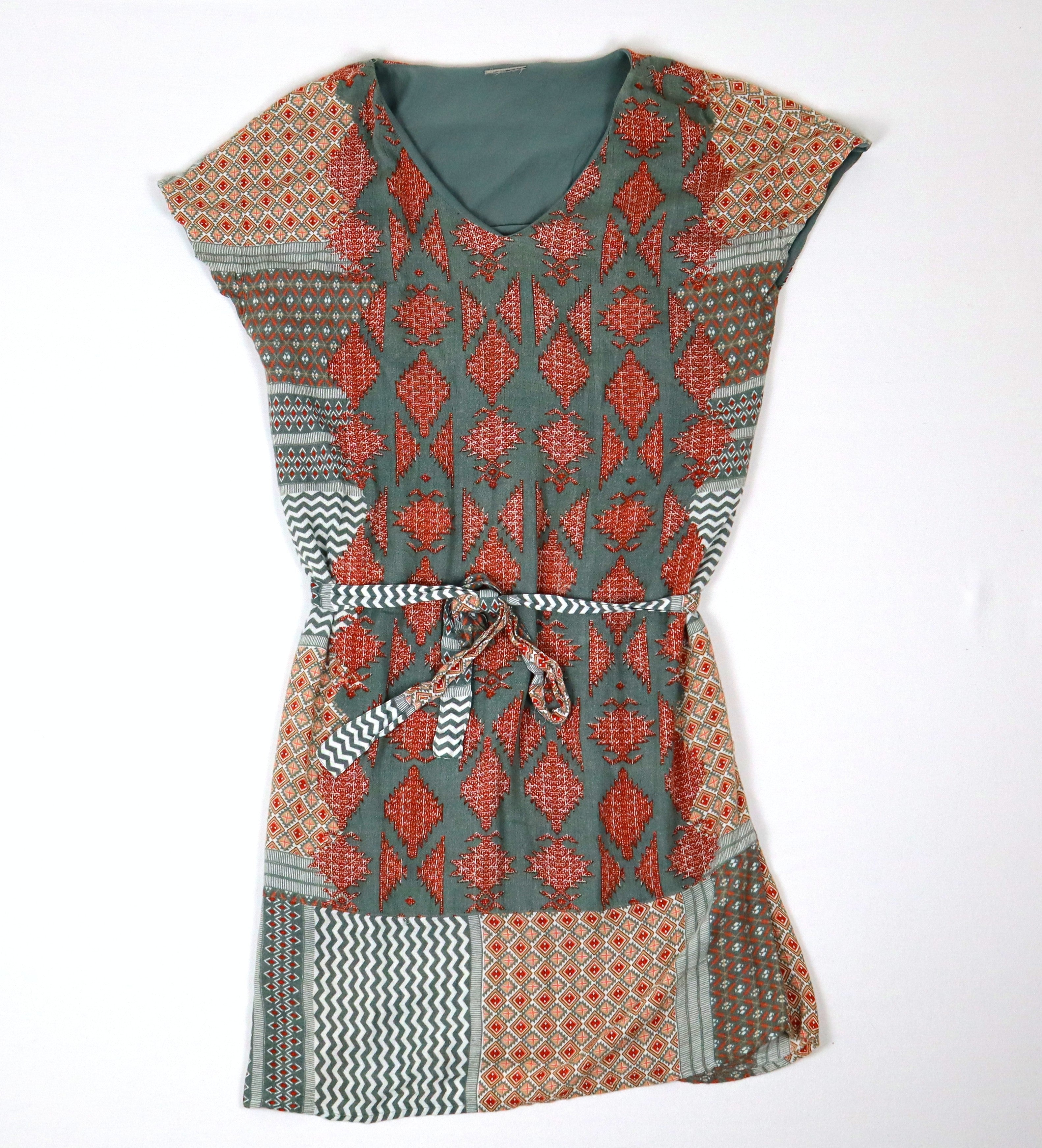Dames jurk groen oranje bohemian print met V-hals en ceintuur