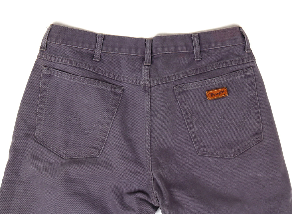 Wrangler grijze herenbroek achterzijde met achterzakken en merklabel