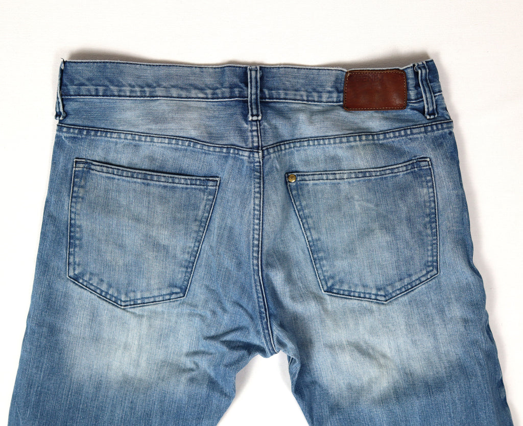 Lichtblauwe herenjeans achterzijde met achterzakken en leren label