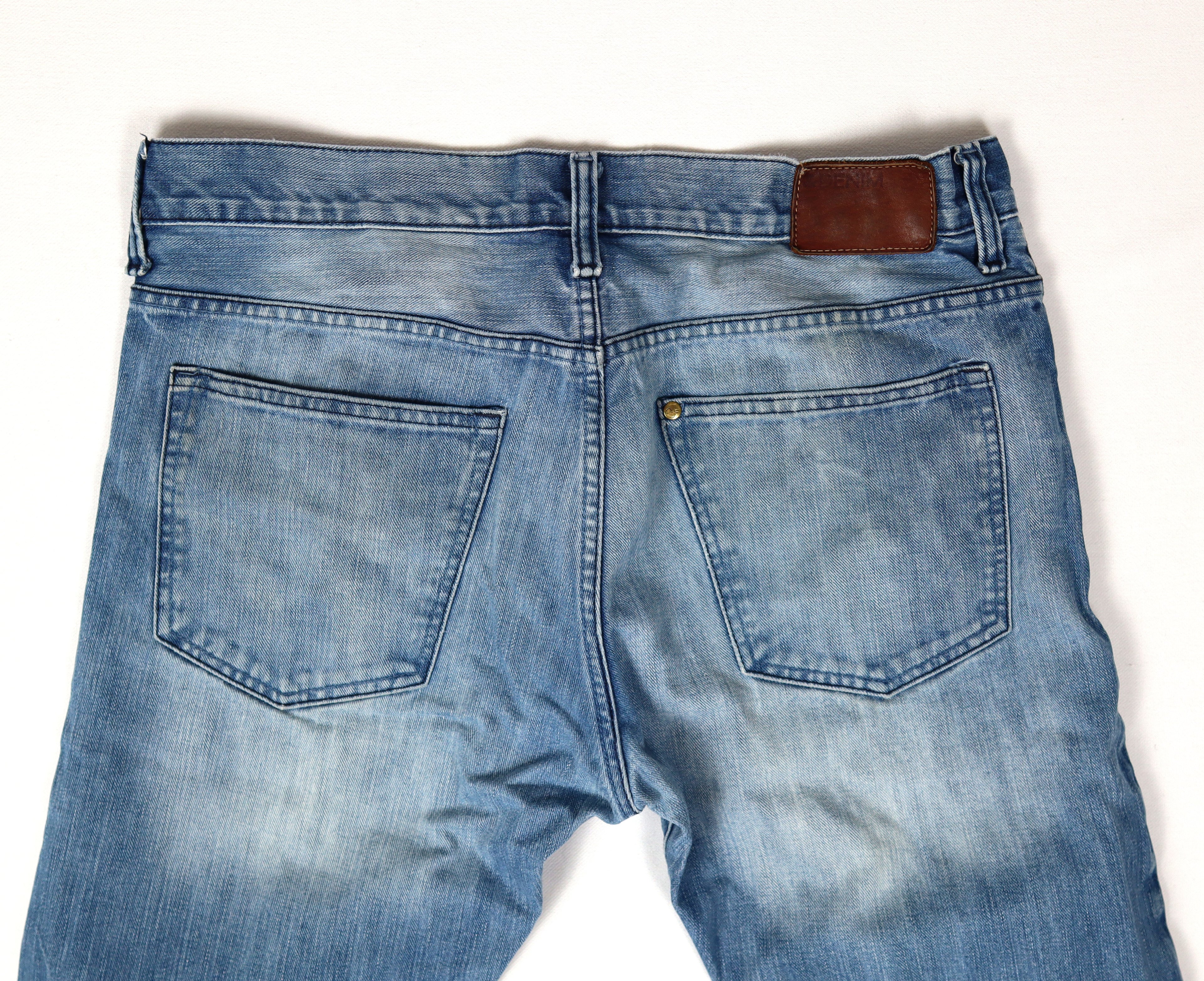 Lichtblauwe herenjeans achterzijde met achterzakken en leren label