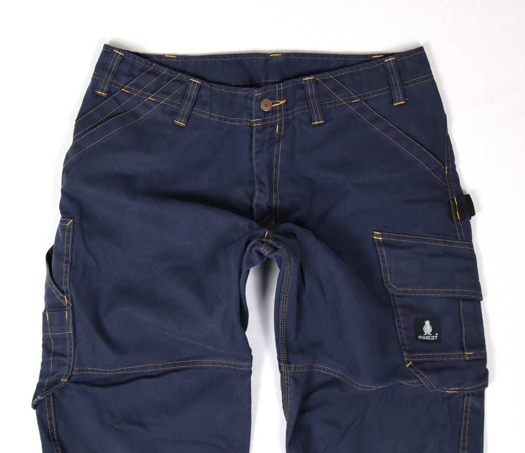 Mascot donkerblauwe werkbroek detail van taille en voorzakken