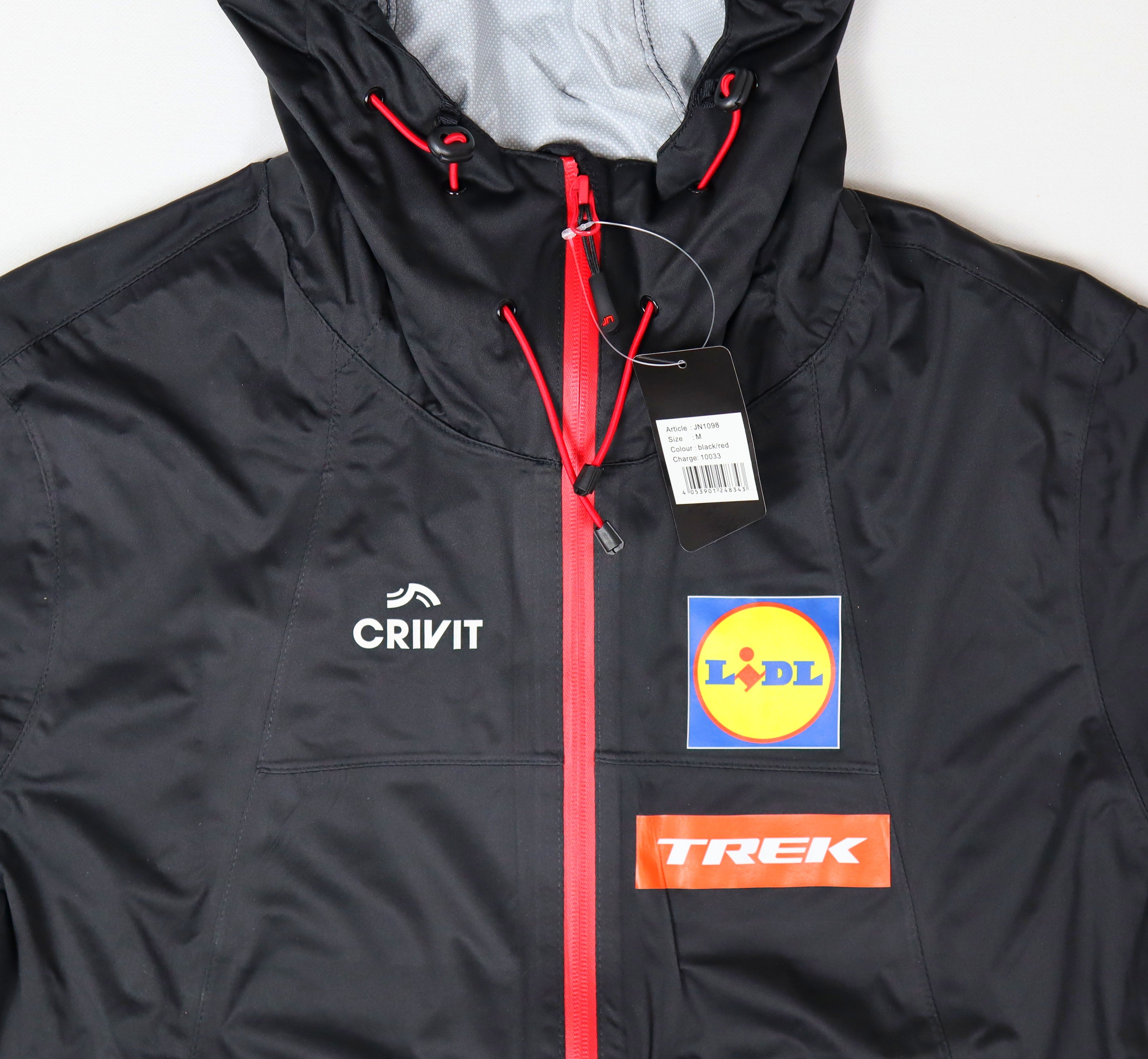 Detail capuchon, maatlabel en Crivit Lidl Trek logo's