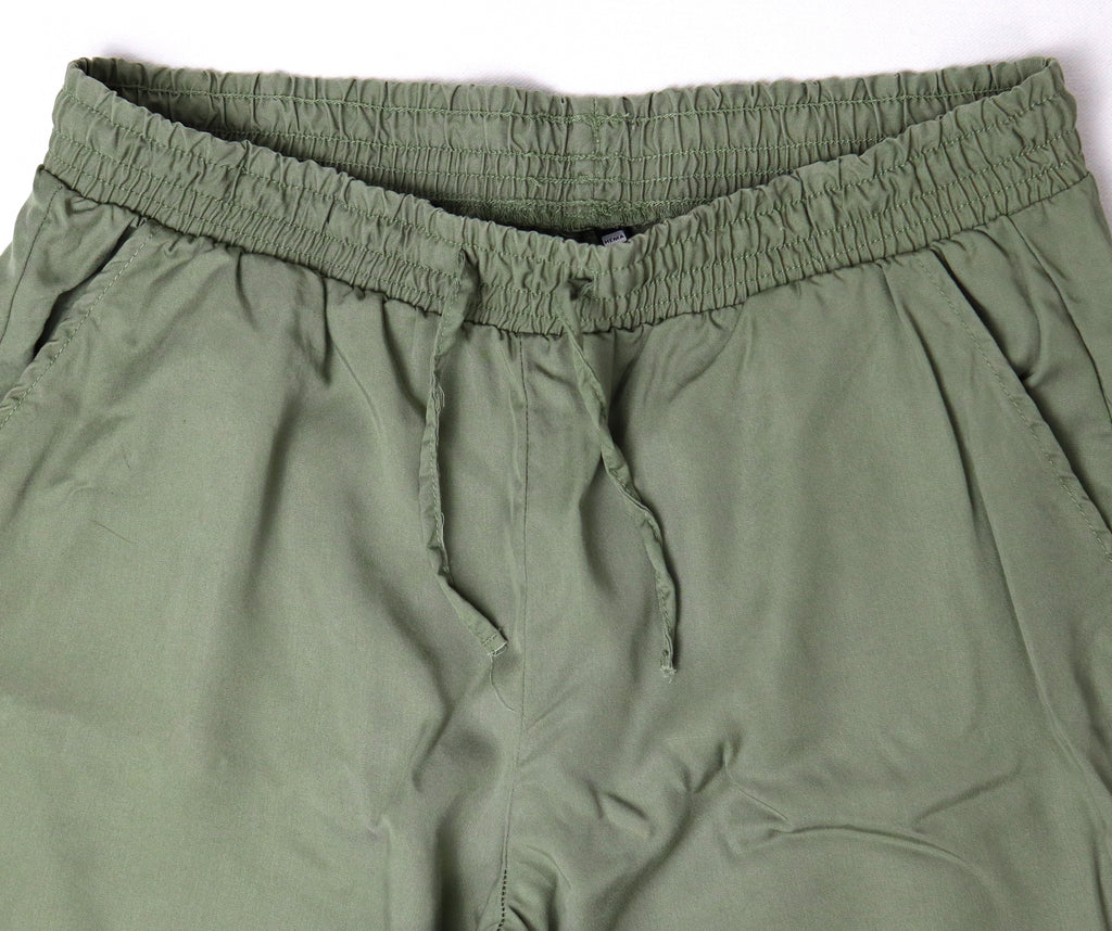 Elastische taille en koord van groene HEMA broek