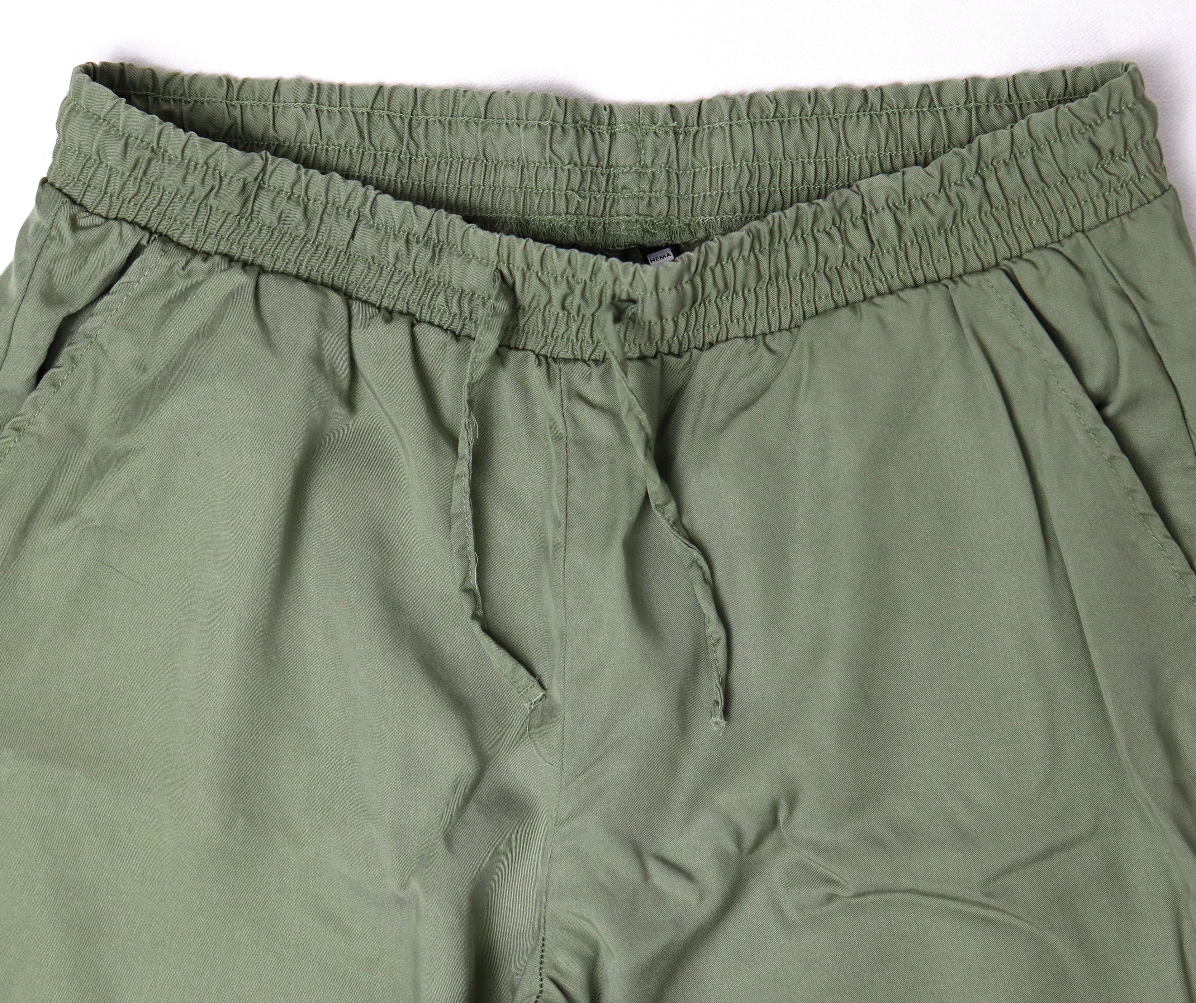 Elastische taille en koord van groene HEMA broek