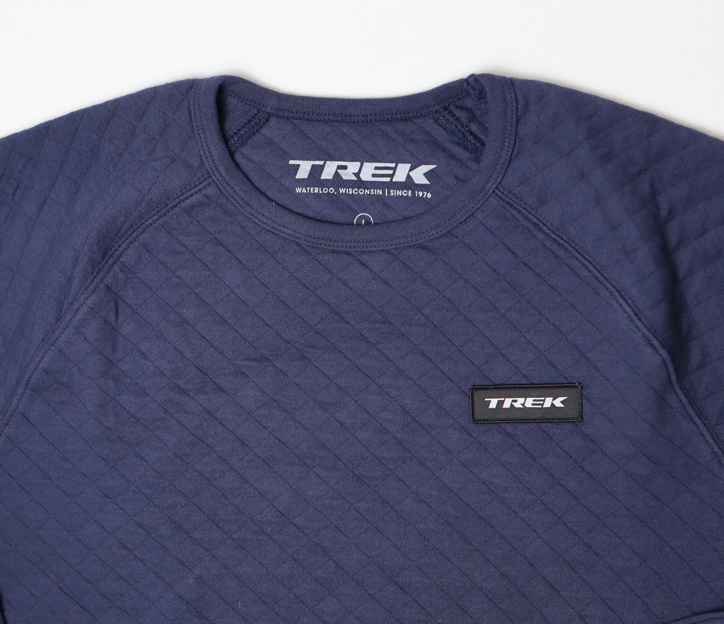 Trek logo en ronde hals van donkerblauwe sweater