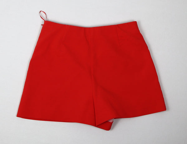 Achterkant van rode Zara skort