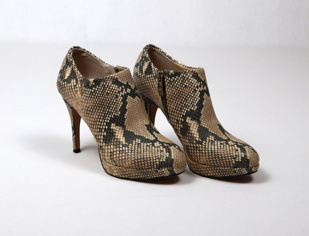 Dames enkellaarsjes met slangenprint en hoge hak