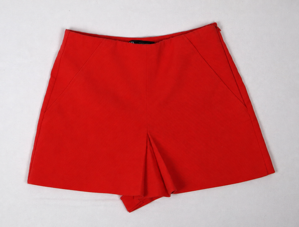voorkant van rode Zara skort